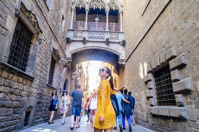360ª Barcelona: Old Town, Helicopter & Sailing Small Group Tour - Exploring the Gothic Quarter