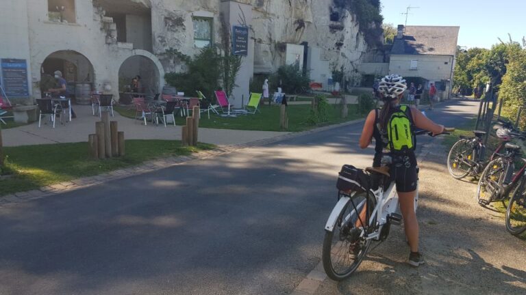 Chinon: Bicycle Tour of Saumur Wineries With Picnic Lunch