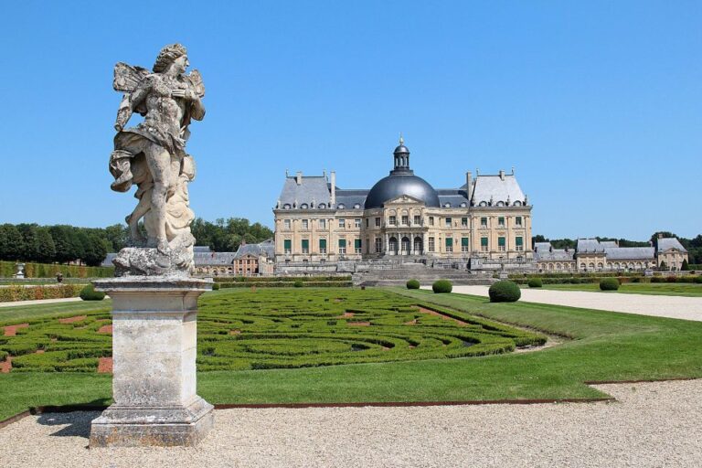 From Paris: Château De Fontainebleau & Vaux-Le-Vicomte Private