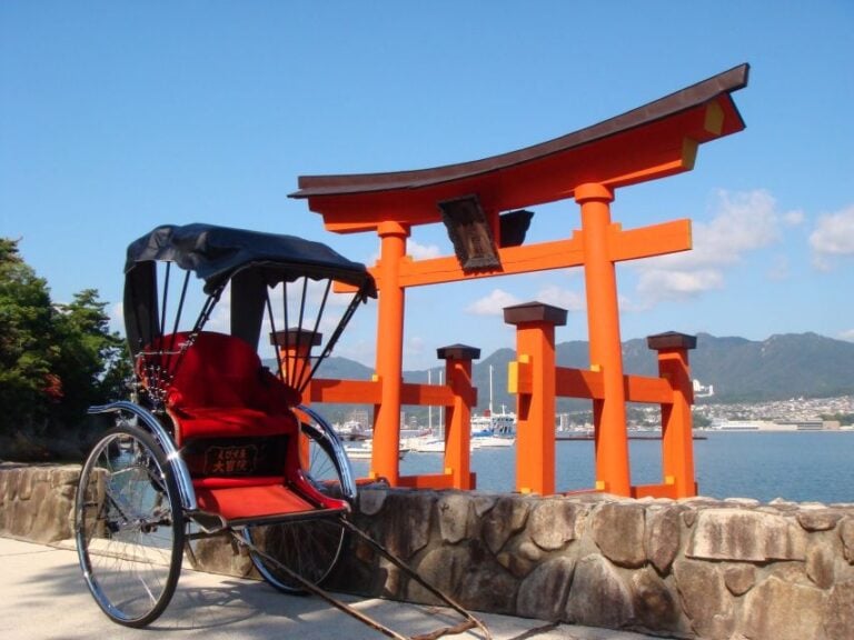 Miyajima: Private Rickshaw Tour to Itsukushima Shrine