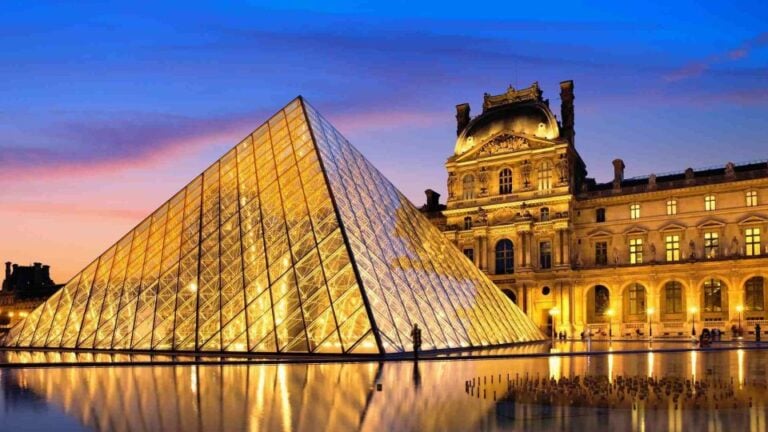 Paris Half-Day Vintage Car Tour Louvre and Hotel Pick up