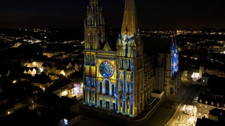 Private Tour of Chartres Town From Paris