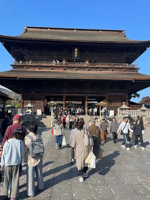 Snow Monkey & ZinkoJi With Sake Tasting Private Tour