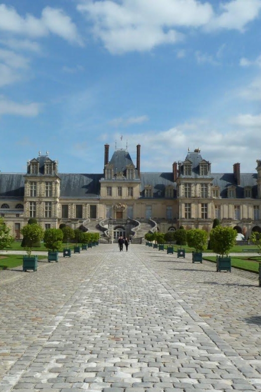 Fontainebleau: Private Round Transfer From Paris - Exploring Fontainebleau Palace