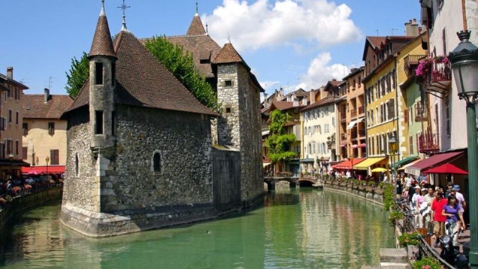From Geneva: Private Annecy Tour - Explore Historic Landmarks