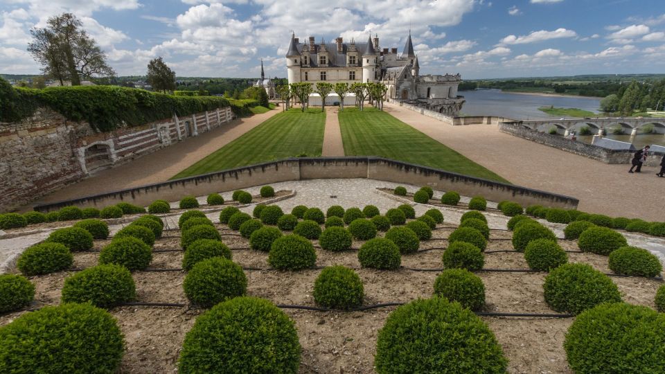 Paris: Top Loire Castles With Lunch and Wine - Iconic Loire Castles