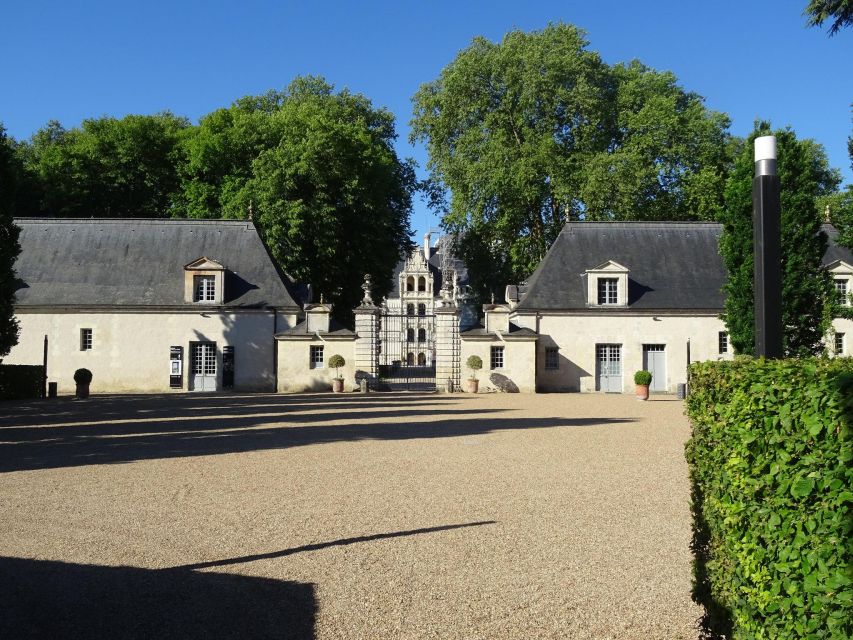 Azay-Le-Rideau Castle: Private Guided Tour With Ticket - Discover the Enchanting Gardens
