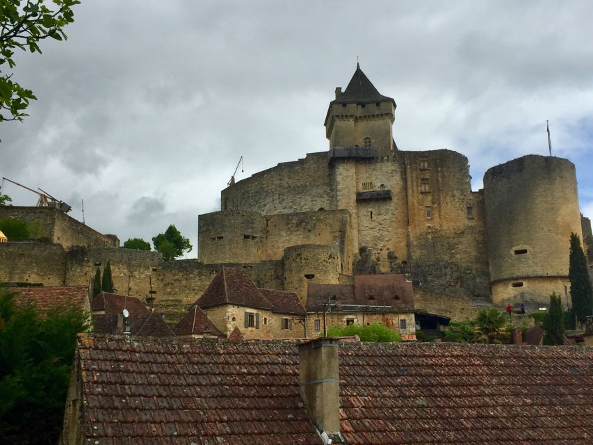 Bordeaux to Dordogne: Castles & Villages Private Tour - Visit Les Eyzies-de-Tayac-Sireuil