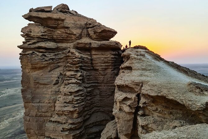 Edge of the World Tour Including Dinner and Hike From Riyadh - Meeting and Pickup