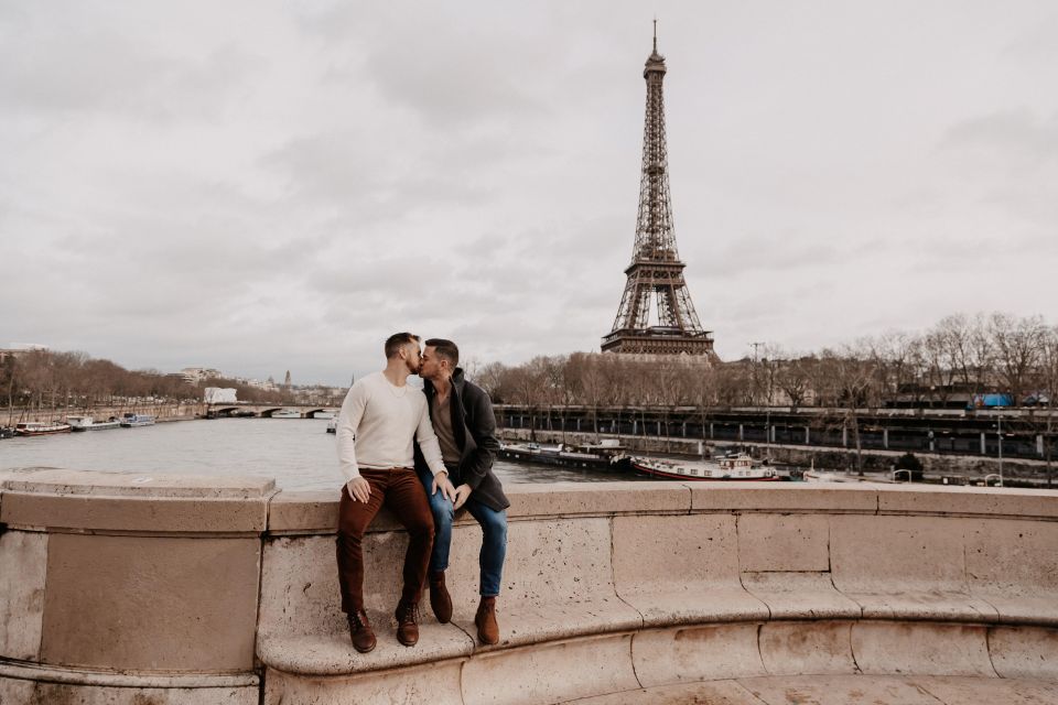 Eiffel Tower Proposal Lgbtqia+ / 1h Photographer - Immersive Paris Experience