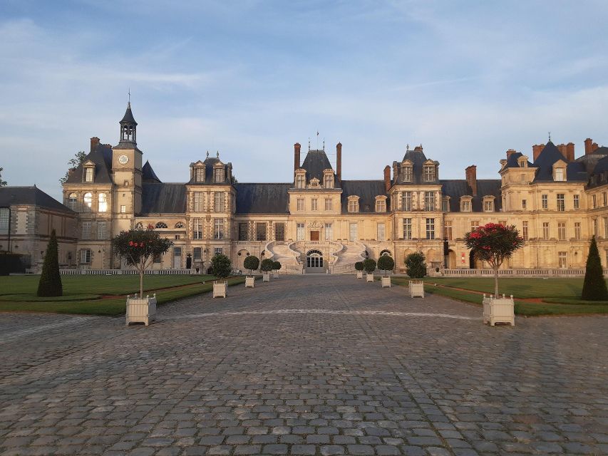 From Paris: Château De Fontainebleau & Vaux-Le-Vicomte Private - Gardens and Lakes of Fontainebleau