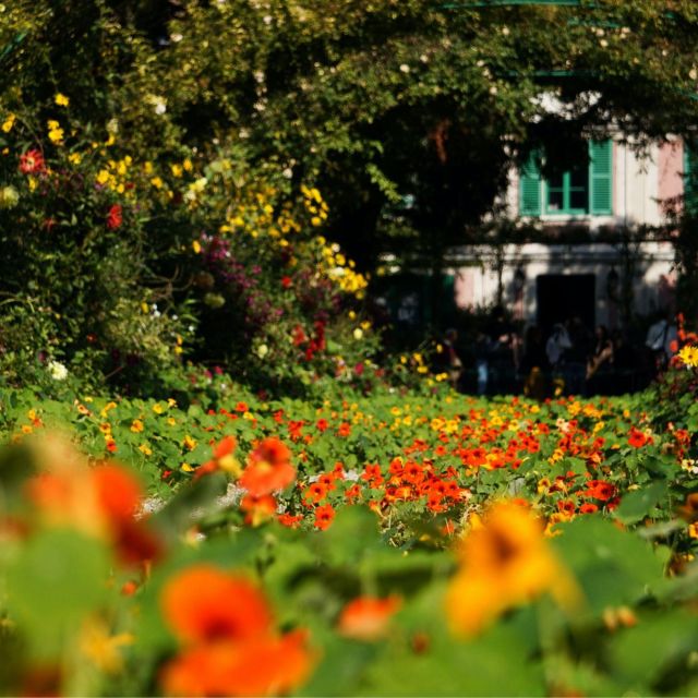 Giverny : Monets House & Gardens Private Tour From Paris - Luxury Transportation and Guides