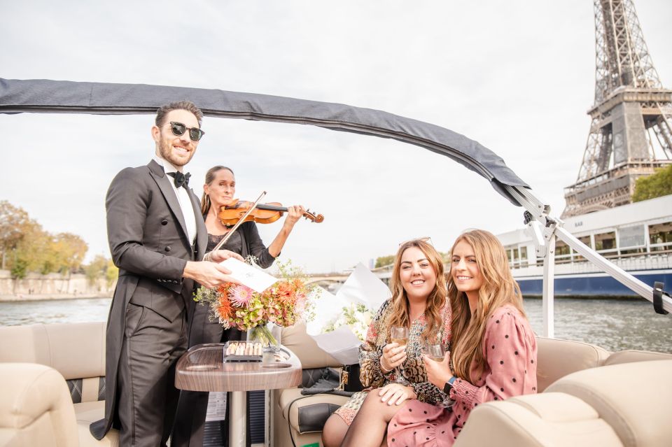 LGBTQIA+ Proposal / Private Boat Tour +1h Photographer - Serenade and Celebration on Water