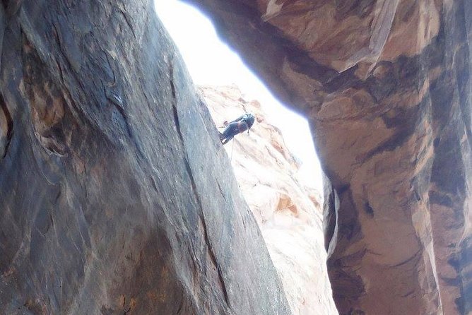 Moab Rappeling Adventure: Medieval Chamber Slot Canyon - Descending Into the Slot Canyon