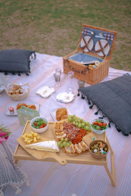 Paris: Picnic Experience in Front of the Eiffel Tower - Customizing the Picnic Experience