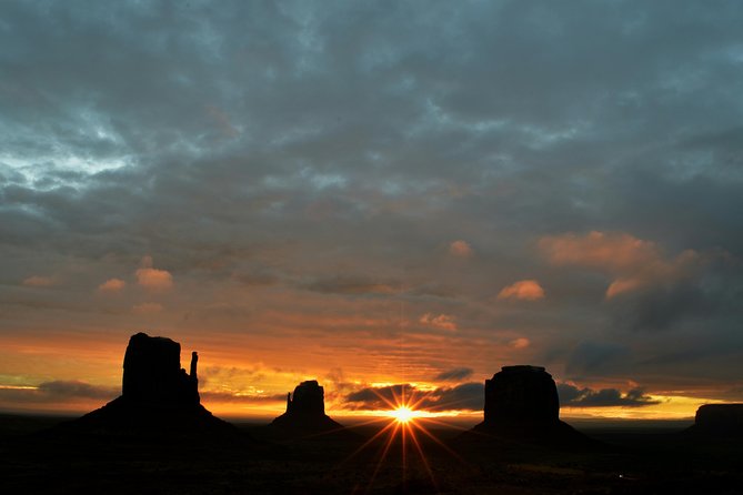 3.0 Hours of Monument Valleys Sunrise or Sunset 4×4 Tour - Unique Spots Accessible by Tour