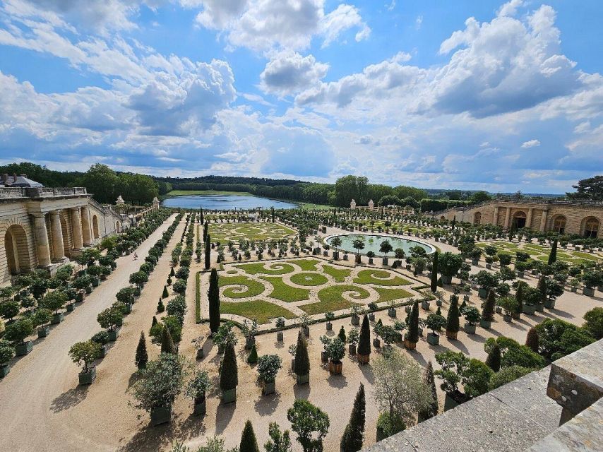Chateau De Fontainebleau and Chateau De Versailles - Highlights of the Tour