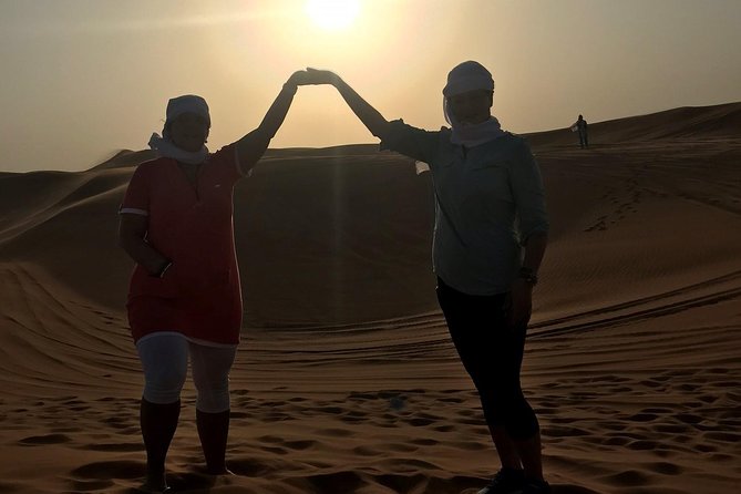 Dubai: Unique SUNSET 4WD Red Dunes Safari - Barbecue Dinner and Shows
