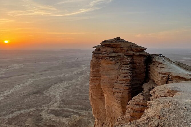 Edge of the World Tour Including Dinner and Hike From Riyadh - Dramatic Cliffs and Panoramic Views