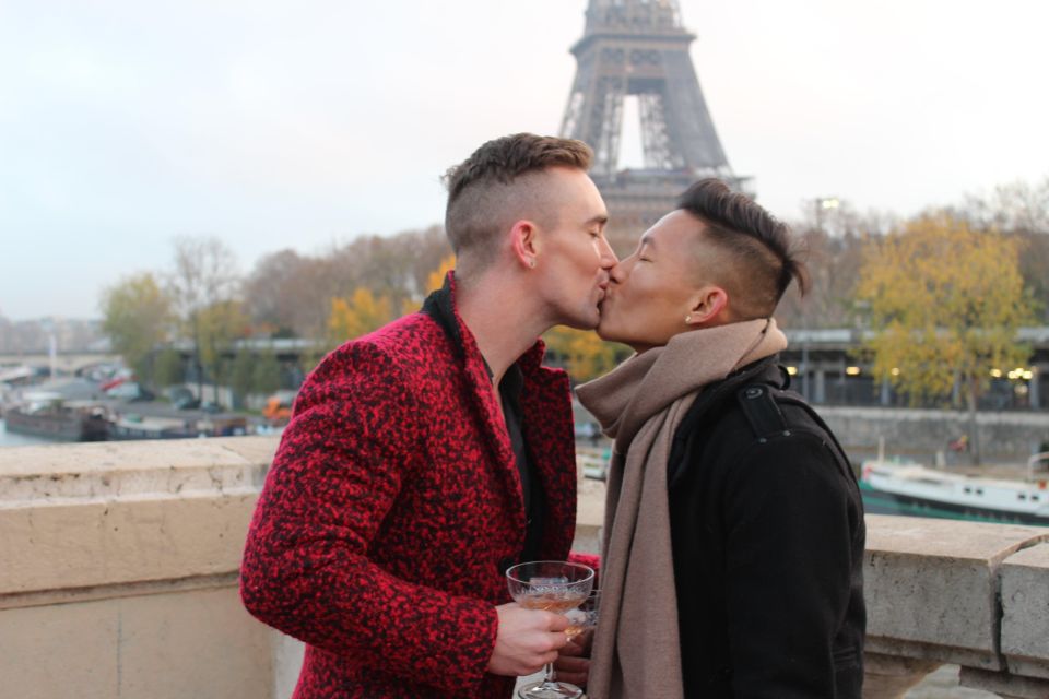 Eiffel Tower Proposal Lgbtqia+ / 1h Photographer - Included in the Package