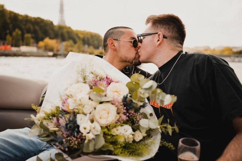 LGBTQIA+ Proposal / Private Boat Tour +1h Photographer - Eiffel Tower and City Landmarks