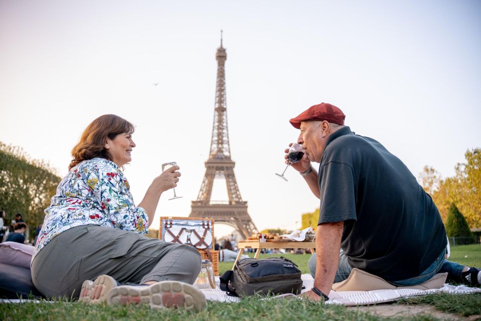 Paris: Picnic Experience in Front of the Eiffel Tower - Picnic Inclusions and Amenities