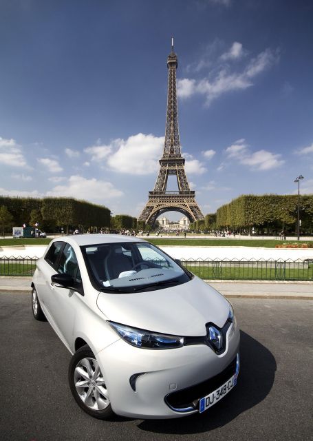 Paris: Private Paris Tour in an Electric Vehicle - Complimentary Refreshments Onboard