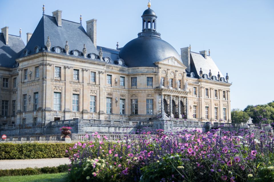 From Paris: Chateau De Fontainebleau & Vaux-Le-Vicomte Tour - Lunch at Local Cafe
