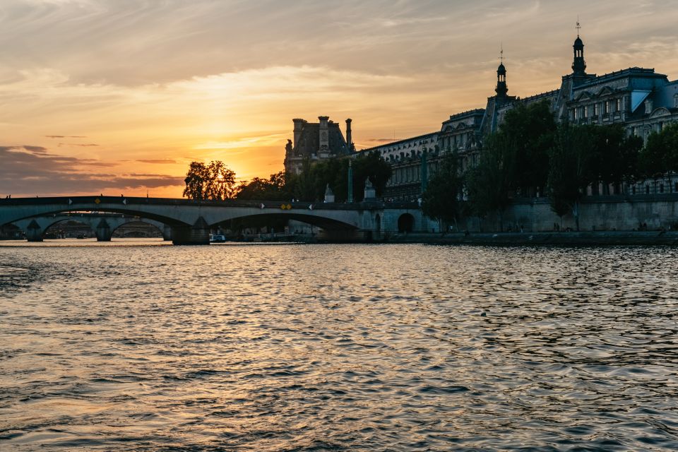 Paris : 3-Course Gourmet Dinner Cruise on Seine River - Cruise Inclusions and Features