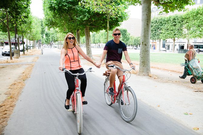 Paris Sightseeing Guided Bike Tour Like a Parisian With a Local Guide - Guided Tour With Local