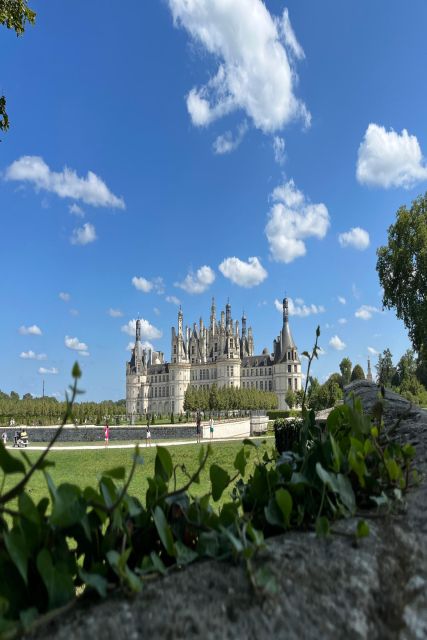 Paris: Top Loire Castles With Lunch and Wine - Lunch at a Local Restaurant