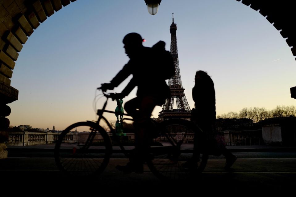 Paris E-Bike Private Tour: Discover the City in 3-hours - Pont Alexandre III
