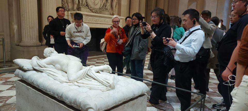 Paris: Louvre Museum Guided Tour of Famous Masterpieces - Personalized Small Group Experience