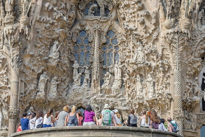 Sagrada Familia Guided Tour With Skip the Line Ticket - Guided Experience With Headphones