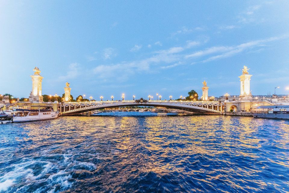Paris: Dinner Cruise on the Seine River at 8:30 PM - Vegetarian Availability
