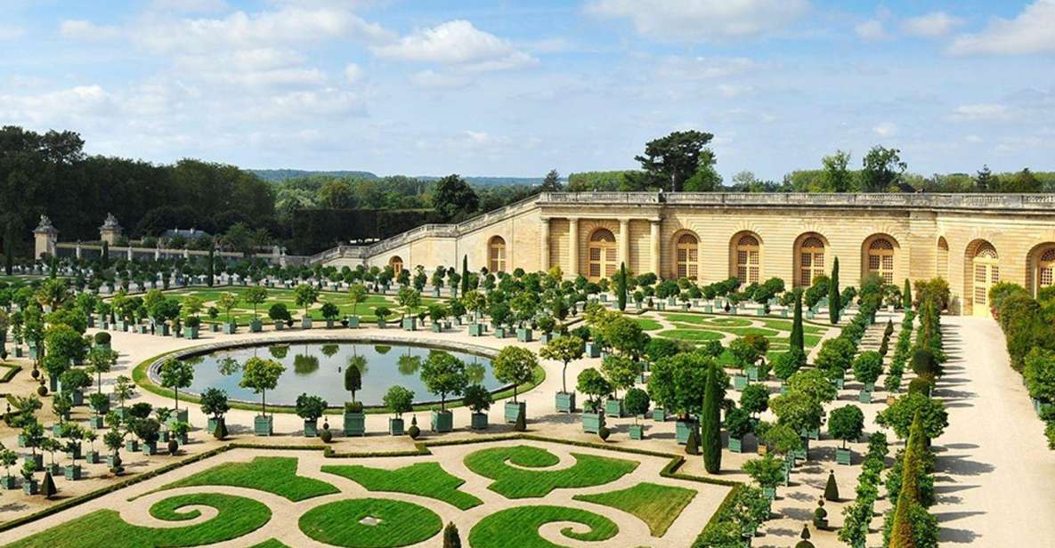 Paris: Private Transfer Château Versailles Van for 7 People 4H - French and English Speaking Driver