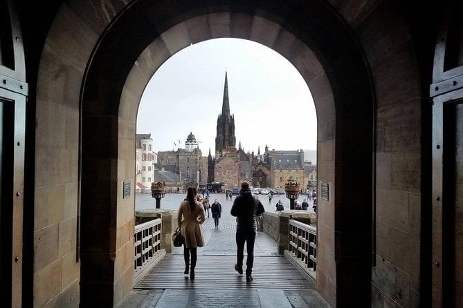 Edinburgh Castle Guided Walking Tour in English - Just The Basics