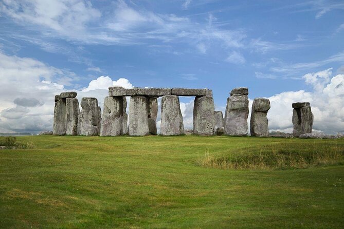 Inner Circle Access of Stonehenge Including Bath and Lacock Day Tour From London - Just The Basics