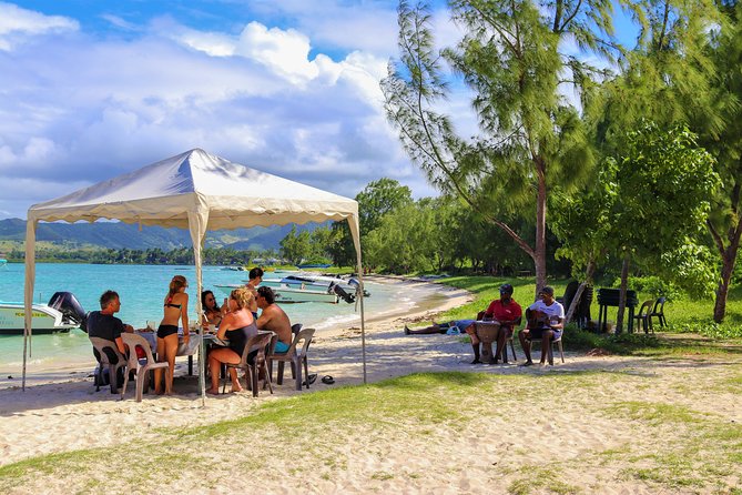 5 Islands Speedboat Cruise Including Snorkeling in Blue Bay + Lunch at Ile Aux Cerfs