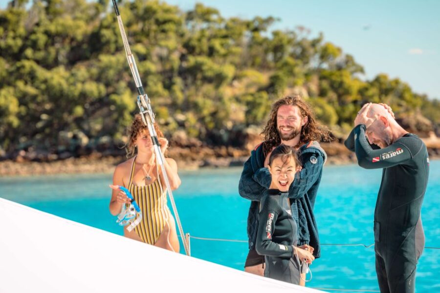 Airlie Beach: 2-Day Whitsunday Islands Sailing Snorkel Tour