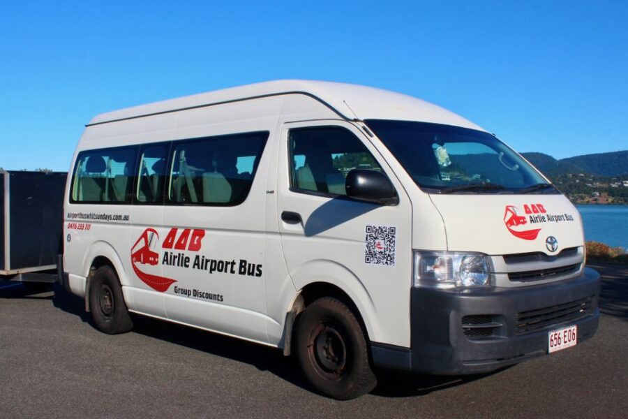 Airlie Beach: Private Bus From/To Whitsunday Coast Airport - Door-to-Door Service