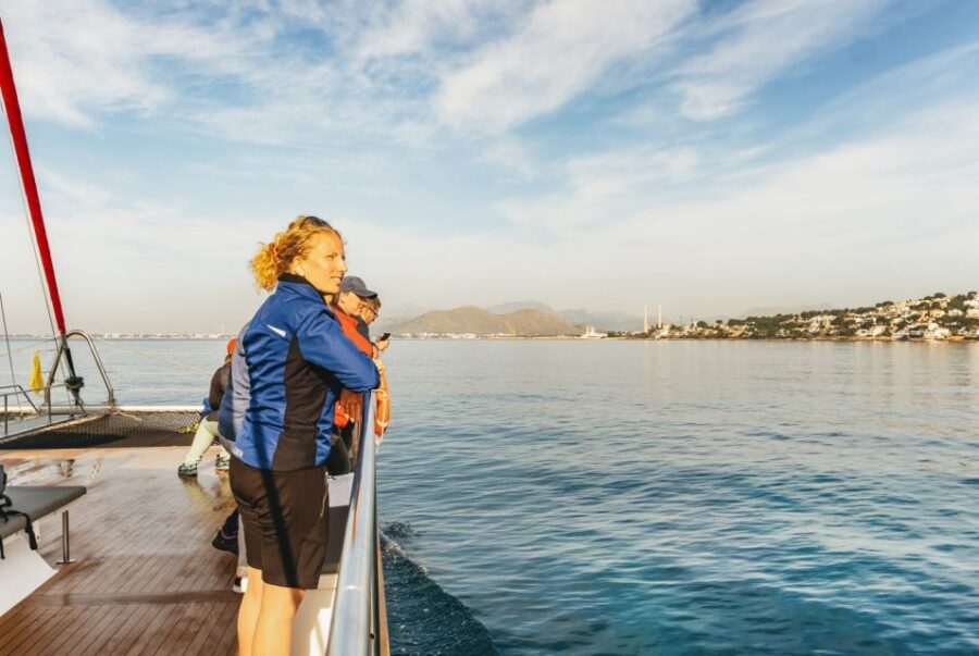 Alcudia: Sunset Catamaran Tour With Dinner and Snorkeling