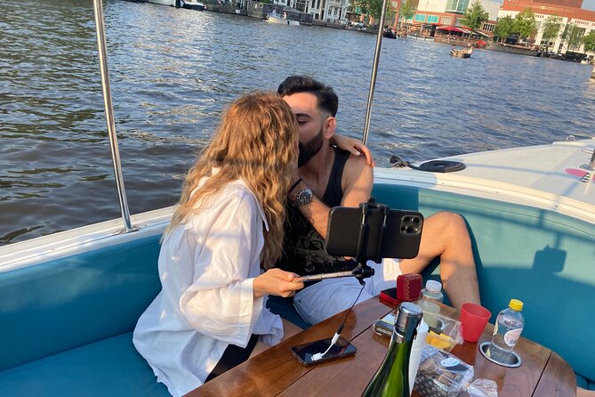 Amsterdam Private Canal Cruise With Live Guide and Drinks