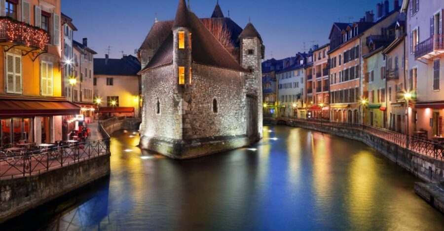 Annecy: City Highlights Self-Guided Scavenger Hunt & Tour