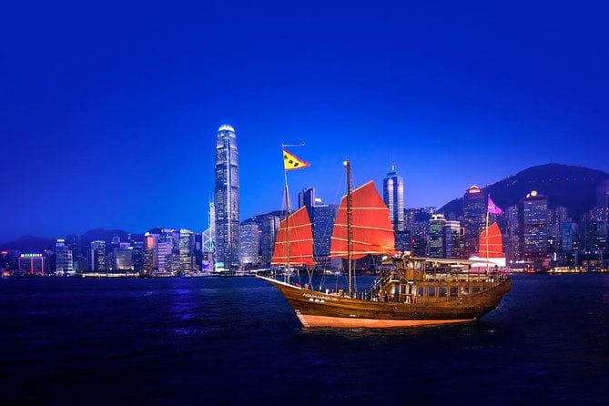 aqua-luna-evening-cruise-at-victoria-harbour-hong-kong-overview-of-the-evening-cruise