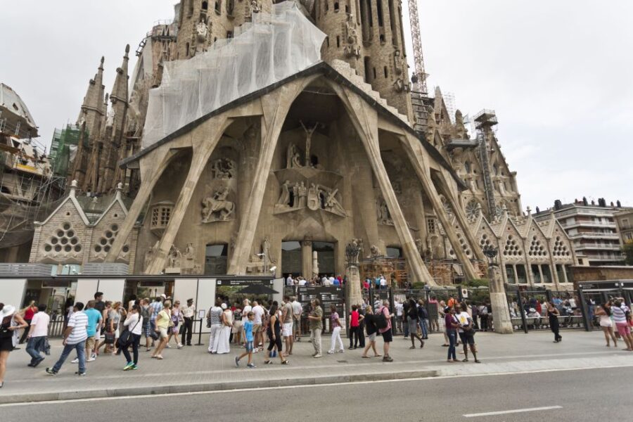 Barcelona: City Highlights Full-Day Private Guided Tour - Overview of the Tour