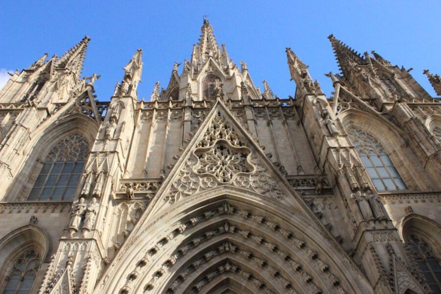 Barcelona: Private Exclusive History Tour With Local Expert - Exploring Barcelonas Historic Landmarks
