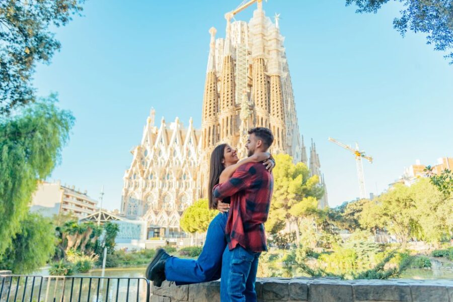 Barcelona: Professional Photoshoot Outside Sagrada Familia - Overview of the Experience