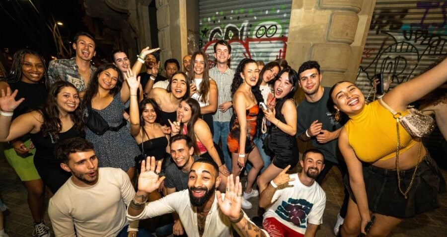 Barcelona: Pub Crawl With 1-Hour Open Bar and VIP Club Entry - Activity Overview