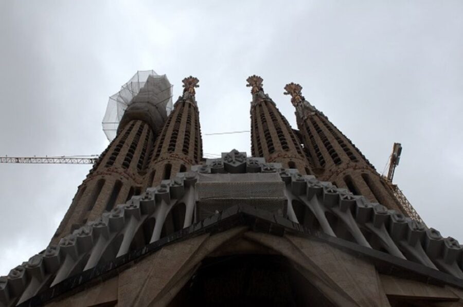 Barcelona: Sagrada Familia Tour of the Facades in English - Gaudis Architectural Vision